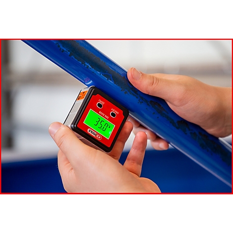 Person misst Winkel mit digitalem Neigungsmesser an blauem Rohr. Der Neigungsmesser zeigt 35,0 Grad an.